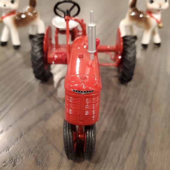 Vintage Ertl Classic McCormick 1/32" Scale Farmall Tractor - Picture 2 of 12
